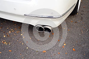 Double exhaust pipe in the white car