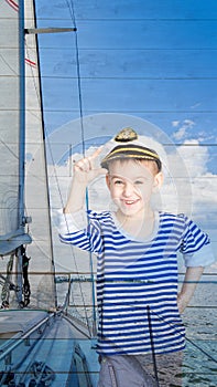 Dvakrát expozice malý chlapec námořník jachta 