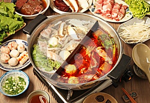 Double flavor hot pot