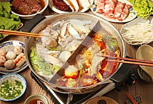 Double flavor hot pot