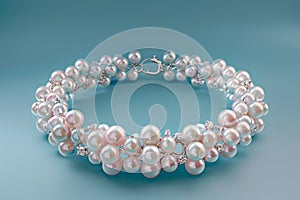Double-strand pearl bracelet with diamond spacers
