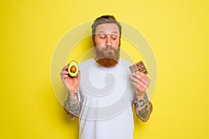 Uomo baffi un tatuaggio un cioccolato 