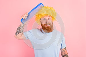 Doubter man with beard, yellow peruke and big comb