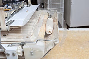 Dough divider and moulder machine