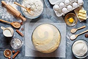 Impasto preparazione ricetta pane una grande sfoglia circolare di pasta leggera O torta creazione pasto un appartamento impostato sul la cucina tavolo 