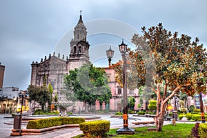 Centro de la ciudad a calles de sobre el amanecer 