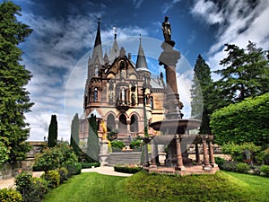 Zámok drachenburg je hrad na skale hrad drachenfels z rozprávky a je veľmi obľúbenou turistickou destináciou.nemecko