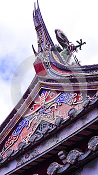 the dragon sculture on the temple roof
