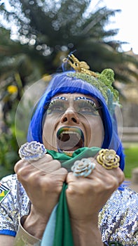 Dragqueen in her green and yellow outfit and makeup