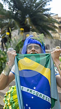 Dragqueen in her green and yellow outfit and makeup