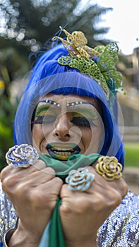 Dragqueen in her green and yellow outfit and makeup