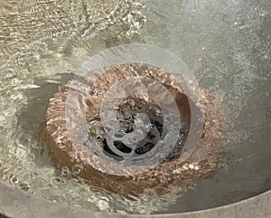 Drain gutter in a fountain