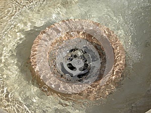 Drain gutter with water