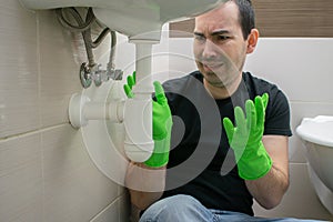 Drenare i problemi blocco maschio pavimento stanco il lavandino tubo il bagno aggiustare scarico 