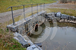 Drainage of drainage water from the bottom of the dam dam or pond. the sluice determines the amount of water discharged under the