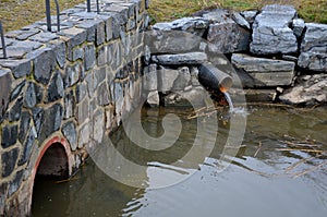 Drainage of drainage water from the bottom of the dam dam or pond. the sluice determines the amount of water discharged under the