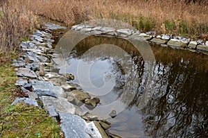 Drainage of drainage water from the bottom of the dam dam or pond through the upper safety overflow water overflow determines the