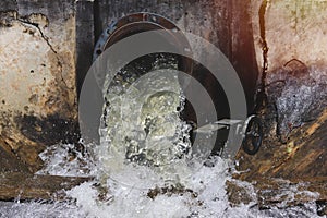 Drainage pipe with water flowing