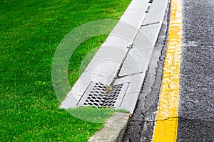 Drainage system edge tray with concrete grate for rainwater drainage.