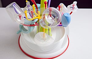 Drainer full of baby plastic tableware objects
