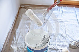 Draining paint roller