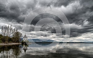 Dramatické mraky na obloze nad jezerem Liptovská Mara, Slovensko