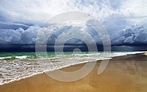 Oscuro tormenta nubes llegada a través de el mar 