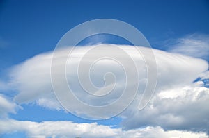 Dramatic formation of lenticular cloud