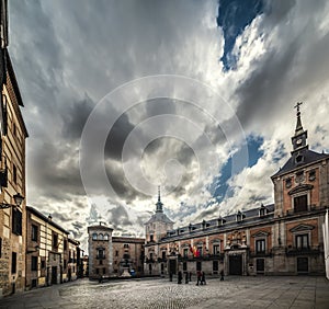 El cielo a través de catedral en 