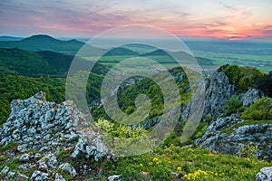 Dramatický jarný východ slnka v krásnej prírodnej krajine - horská panoráma. Hornatá vidiecka krajina