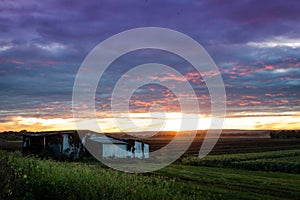 Extremo púrpura verano atardecer a través de a blanco cabana 