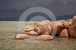 Dramatismo Costero: Rocas en la Playa de FlorianÃ³polis durante una Tormenta photo