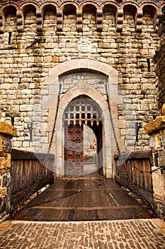 Puente levadizo sobre el castillo puerta 