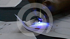 Drawing 3d pen draws with hardening photopolymer close-up