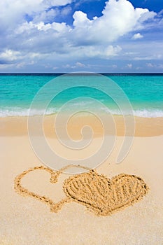 Dibujo conectado corazón sobre el Playa 
