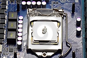 Drawing thermal paste on computer processor. Installing a coolin