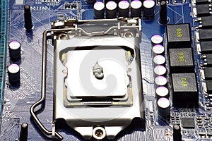 Drawing thermal paste on computer processor. Installing a coolin