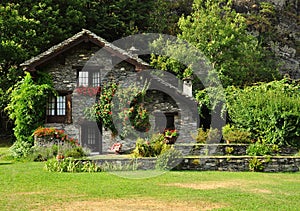 Montana piedra casa a jardín en italiano Alpes 