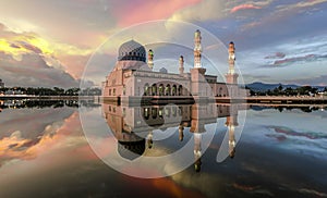 Zasnený plávajúce mešita 