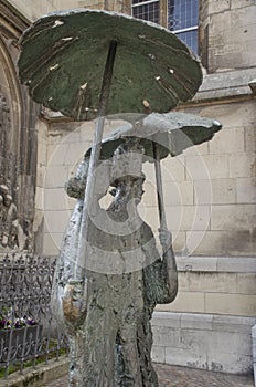 Drei Damen mit Regenschirm mit dem Titel Aachener Wetter, Bronzeskulptur