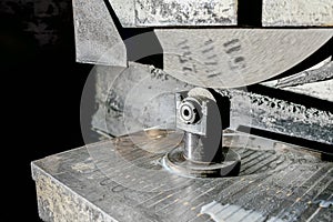 Dressing the grinding wheel with a diamond tool for intensive removal of whole grains and crushing of the abrasive material and