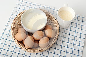 Dried albumin and eggs in the basket02