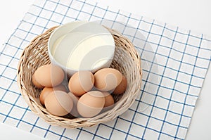 Dried albumin and eggs in the basket01