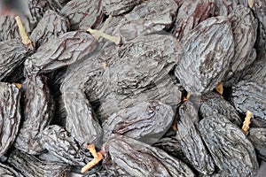 Dried black grapes