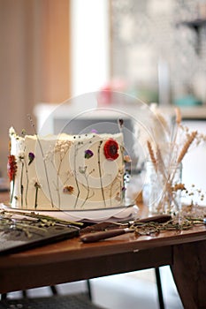 dried flower buttercream cake work environement photo