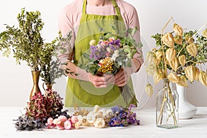 Dried flowers. Female florist arranging dried flowers into a beautiful bouquet. Sustainable floristry. photo