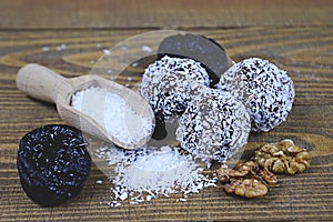 Dried fruit balls