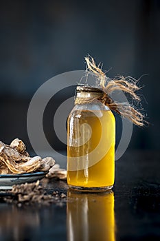 Dried ginger with oil and nutmeg powder.