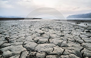 Vysušené jezero a popraskaná země