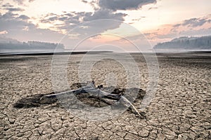 Vysušené jezero a popraskaná země